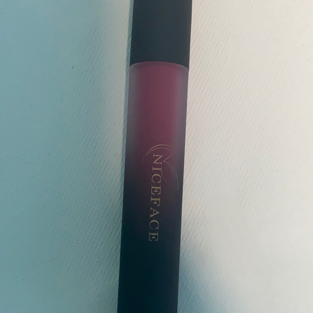 I am selling matte lipstick